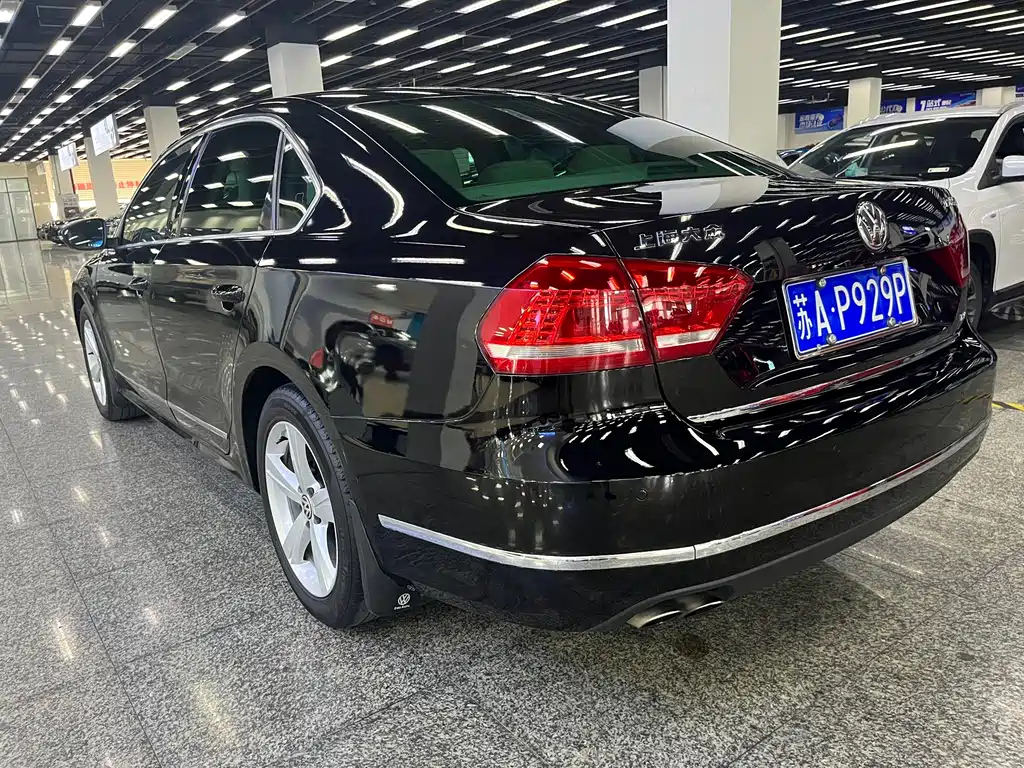 VOLKSWAGEN PASSAT 2012