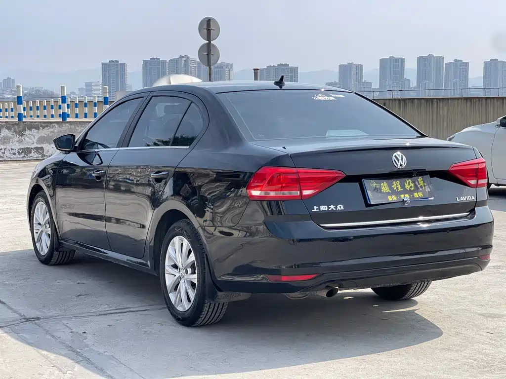 VOLKSWAGEN LAVIDA 2015