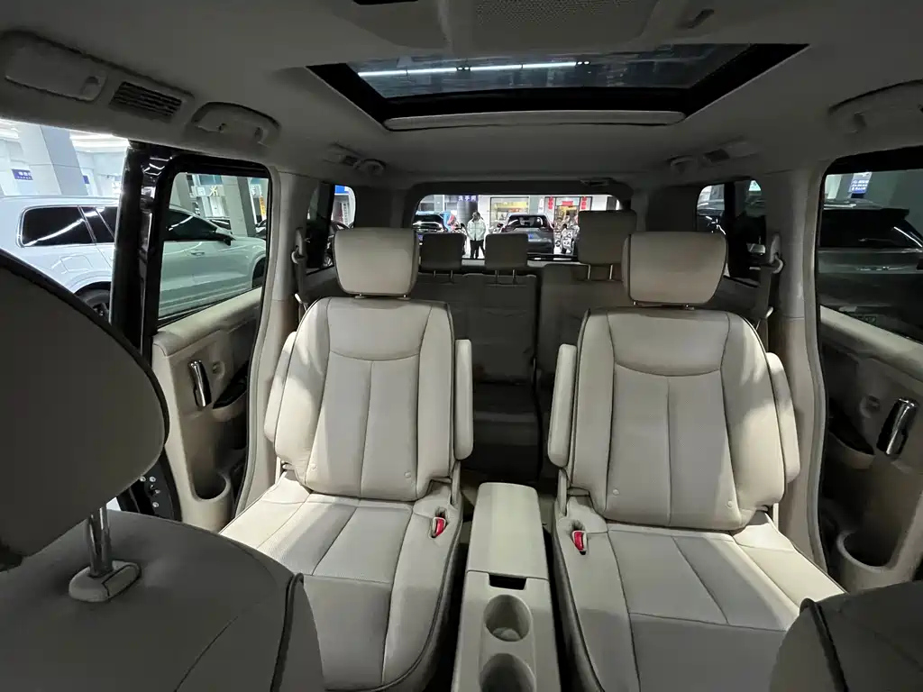 NISSAN QUEST 2017