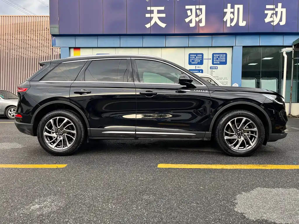LINCOLN ADVENTURER 2020