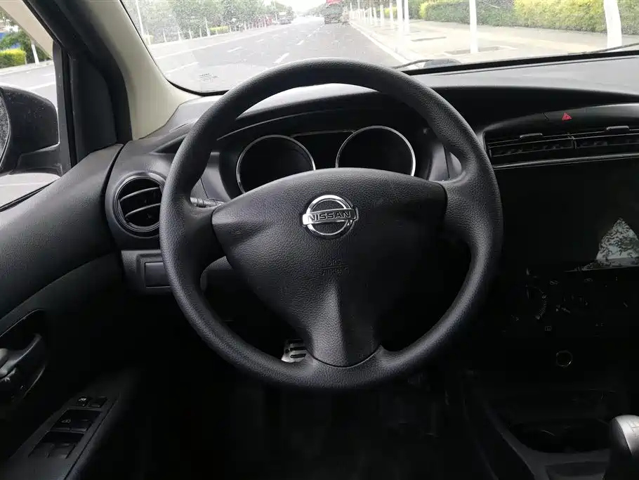 NISSAN LIVINA 2016