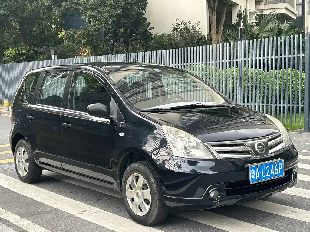NISSAN LIVINA 2012