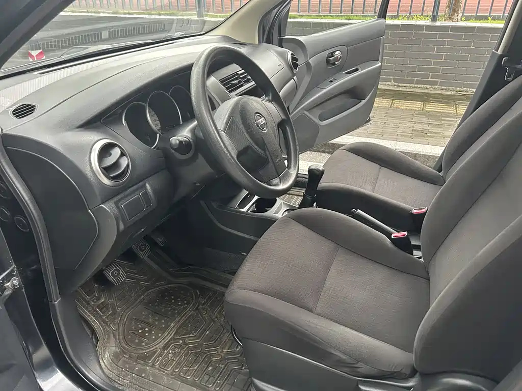 NISSAN LIVINA 2012
