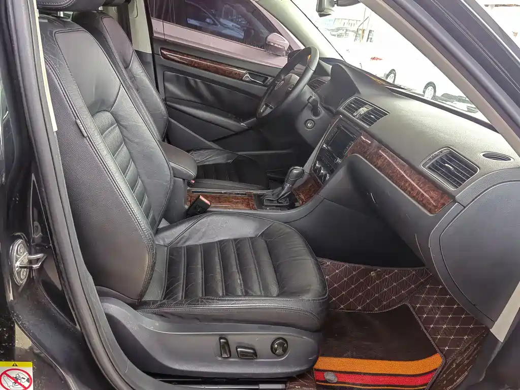 VOLKSWAGEN PASSAT 2012