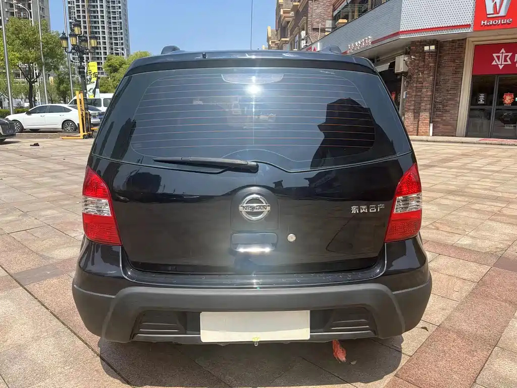 NISSAN LIVINA 2012