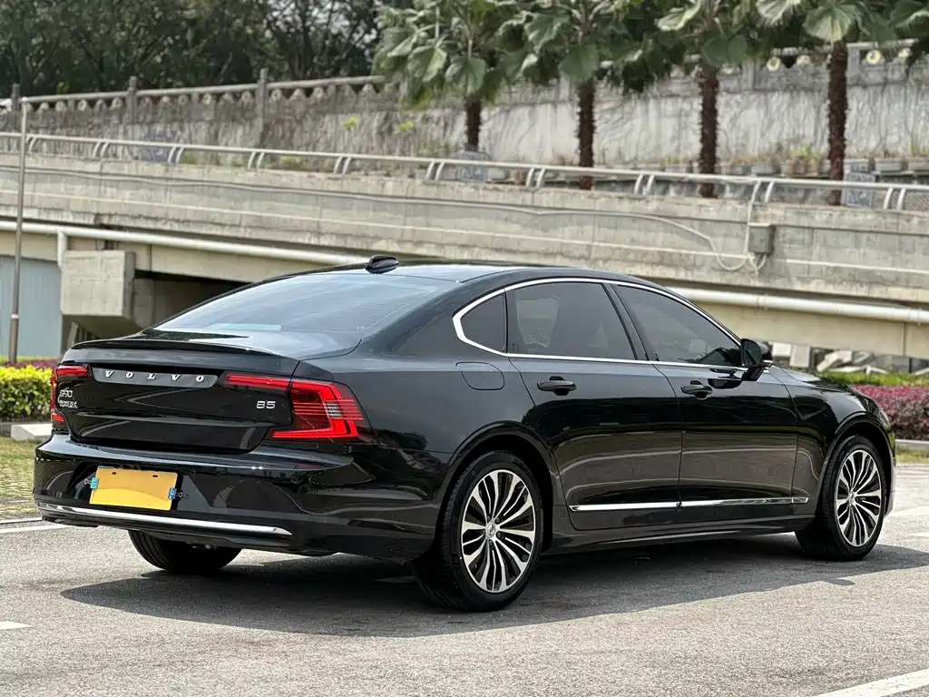 VOLVO S90 2023