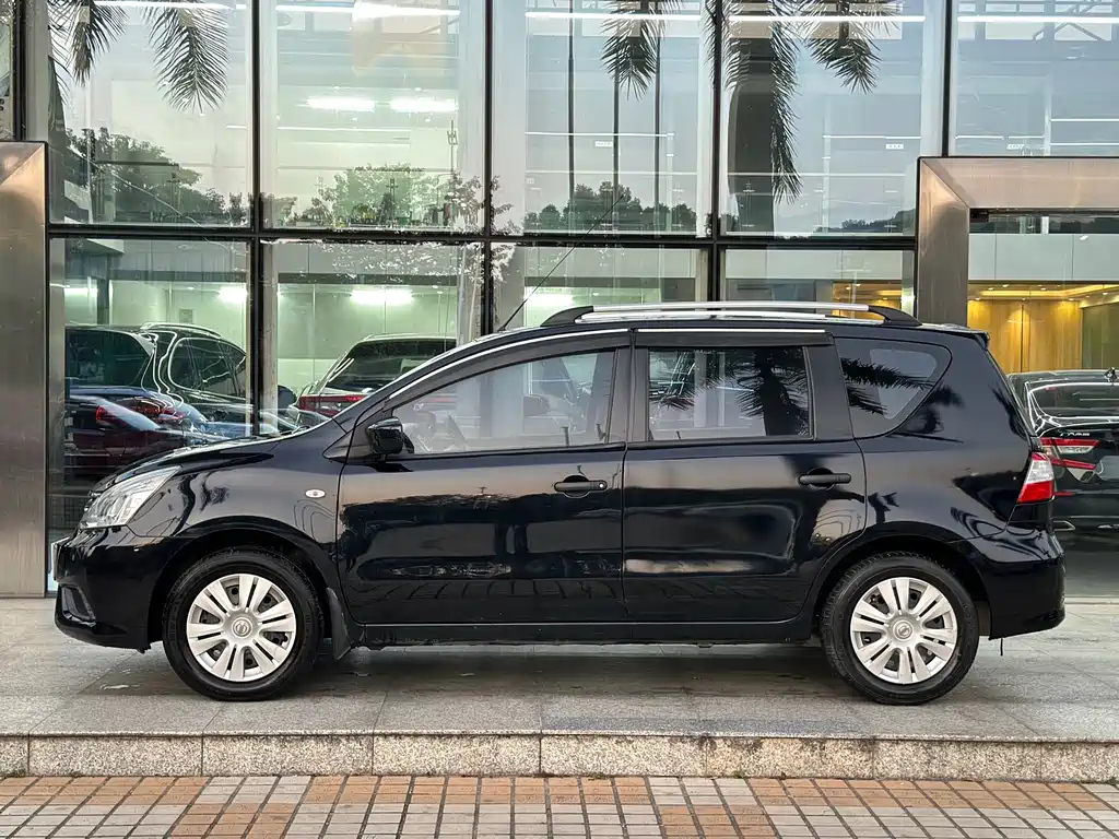 NISSAN LIVINA 2015