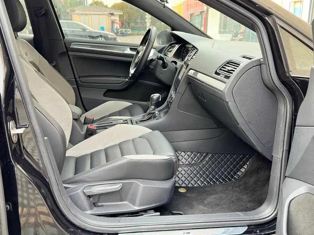VOLKSWAGEN GOLF 2020