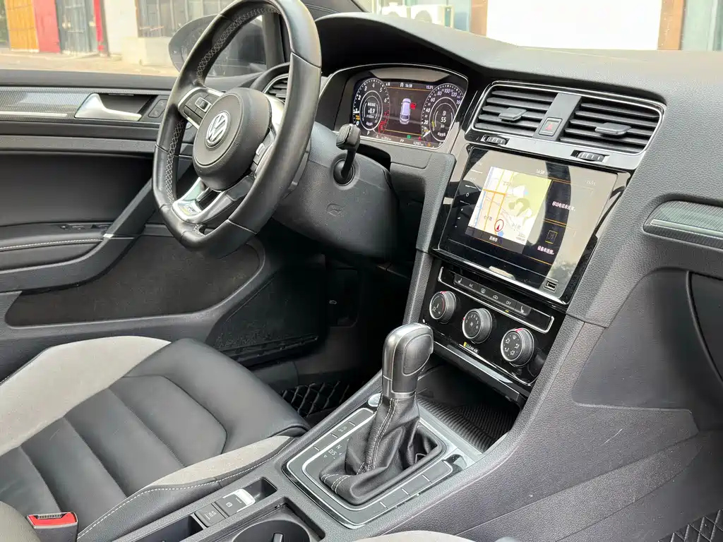 VOLKSWAGEN GOLF 2020