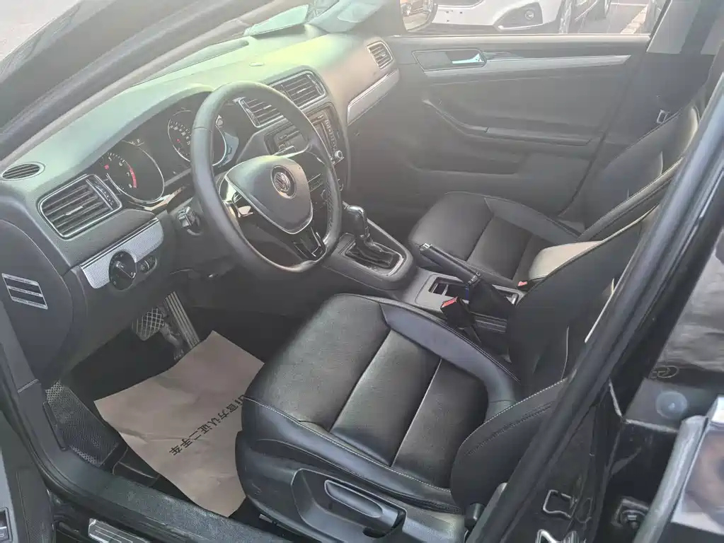 VOLKSWAGEN SAGITAR 2015