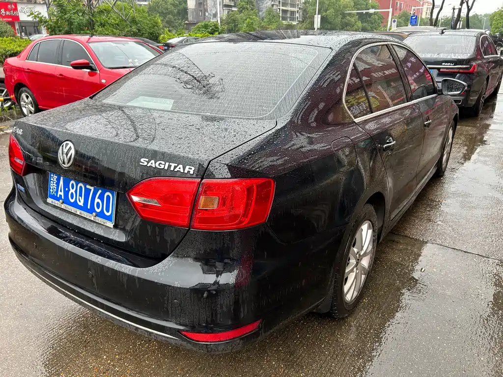 VOLKSWAGEN SAGITAR 2012
