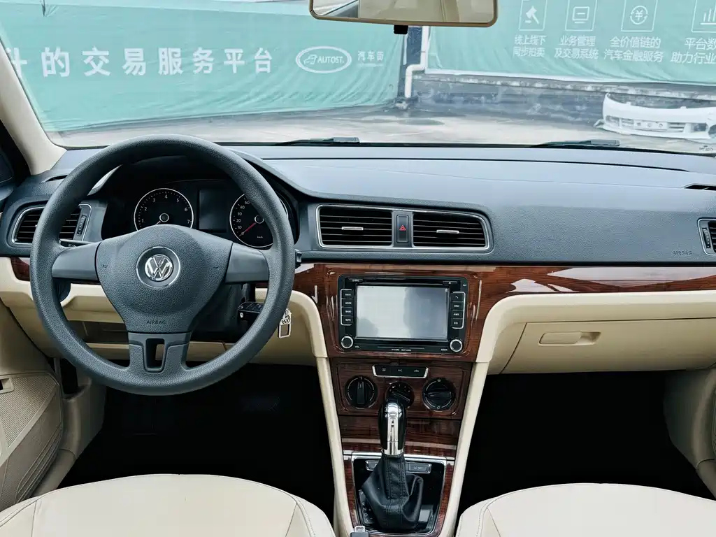 VOLKSWAGEN LAVIDA 2015