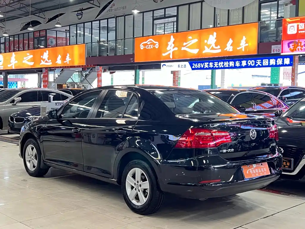 VOLKSWAGEN BORA 2015