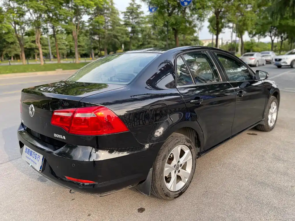 VOLKSWAGEN BORA 2015