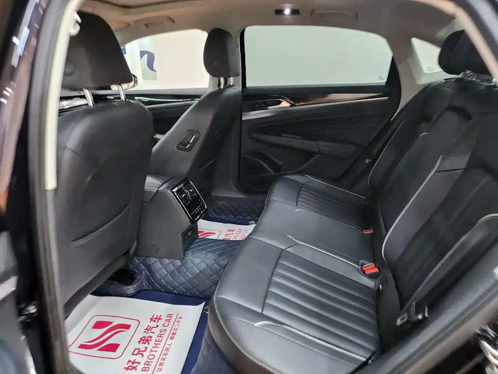 VOLKSWAGEN PASSAT 2023