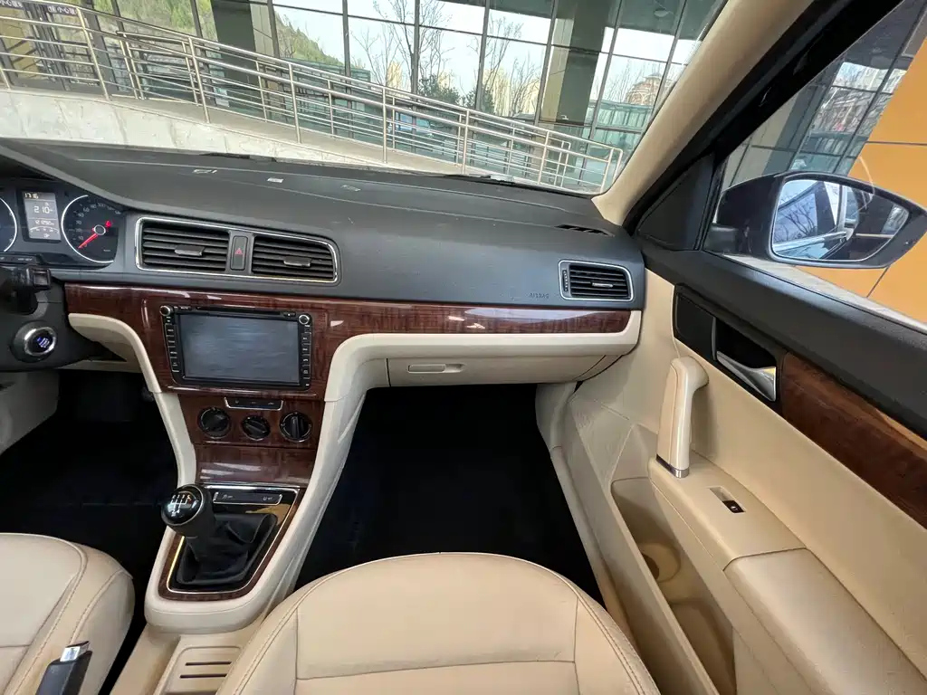 VOLKSWAGEN LAVIDA 2014