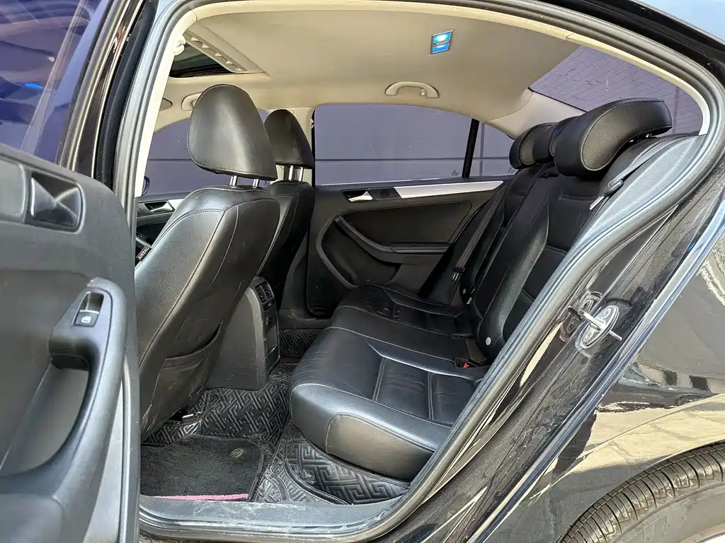 VOLKSWAGEN SAGITAR 2013