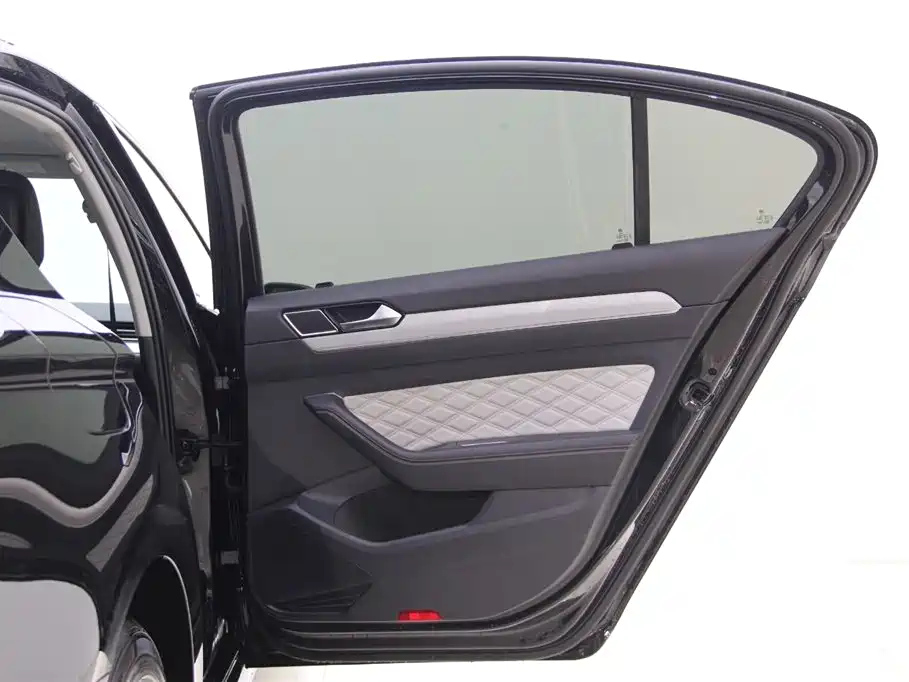 VOLKSWAGEN MAGOTAN 2023