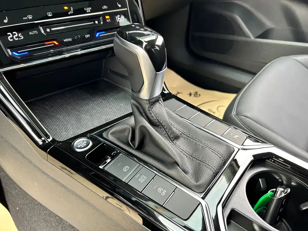 VOLKSWAGEN PASSAT 2023