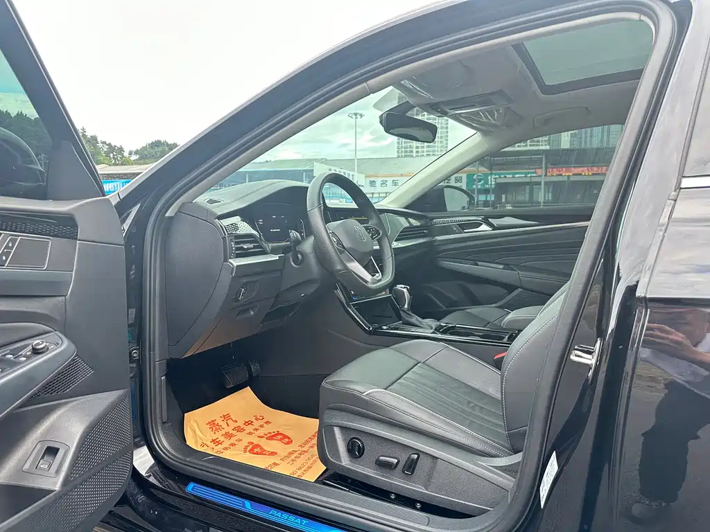 VOLKSWAGEN PASSAT 2023