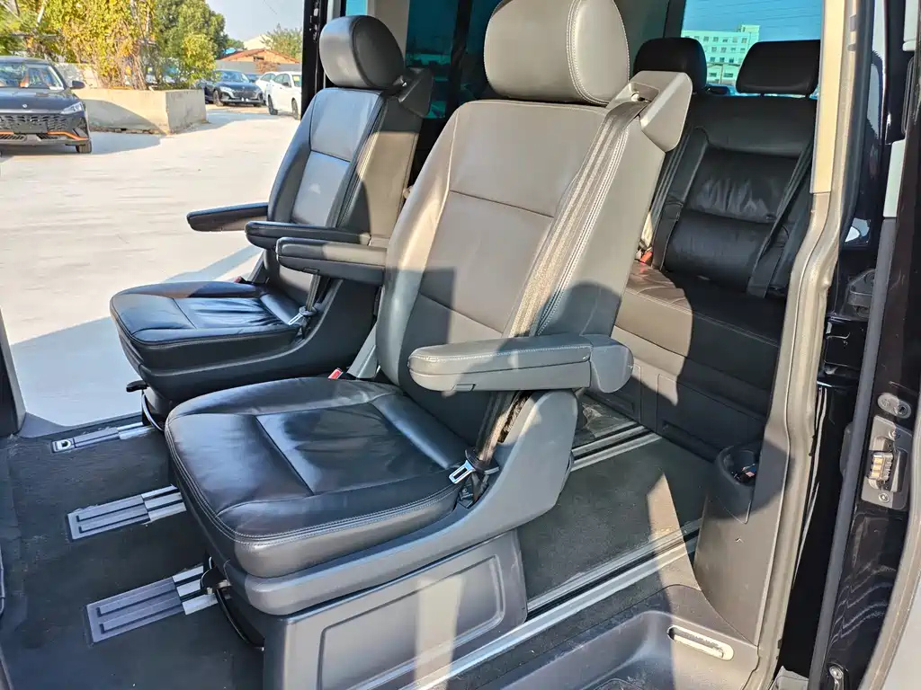 VOLKSWAGEN MULTIVAN 2013