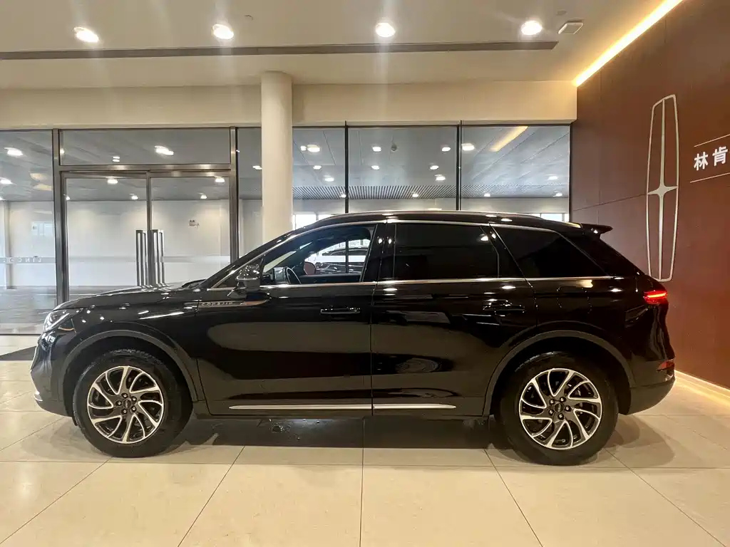 LINCOLN ADVENTURER 2021
