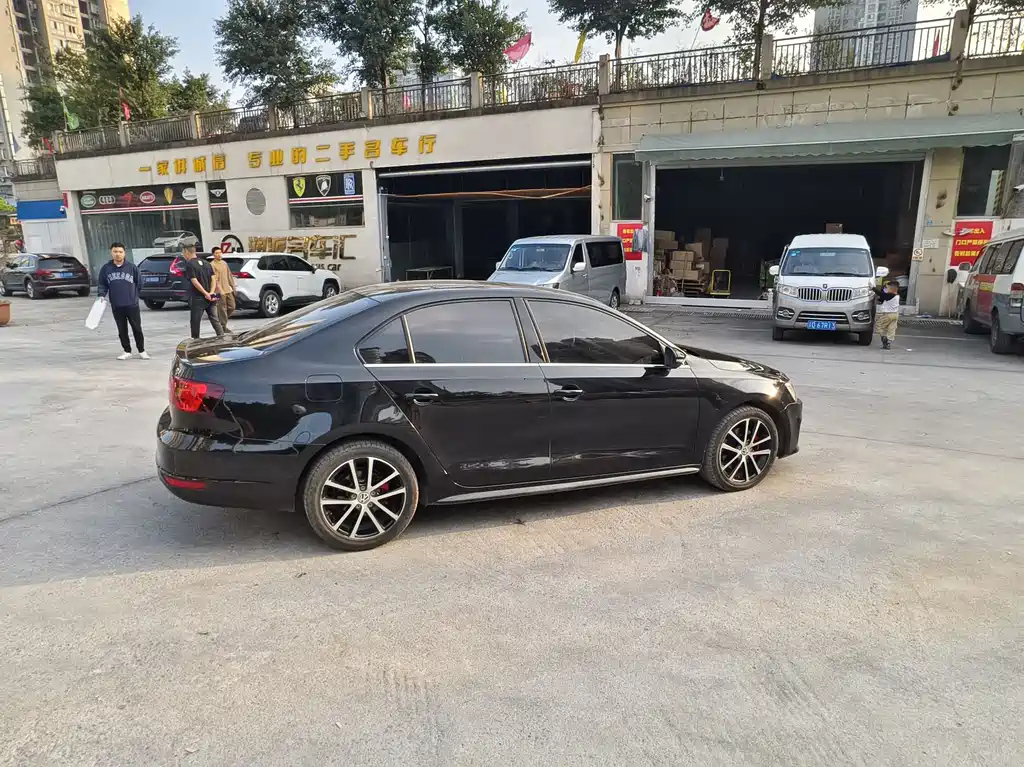 VOLKSWAGEN SAGITAR 2014