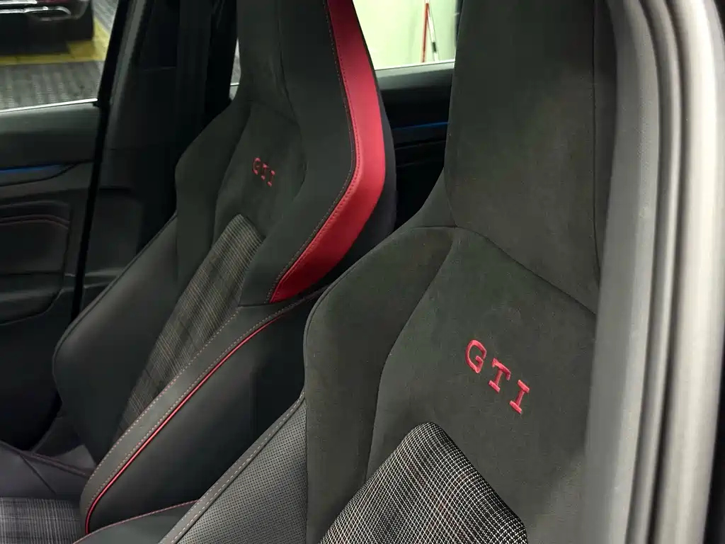 VOLKSWAGEN GOLF 2023