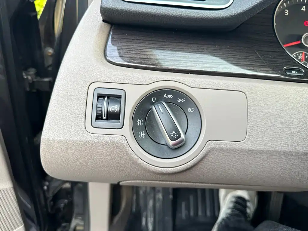 VOLKSWAGEN MAGOTAN 2012