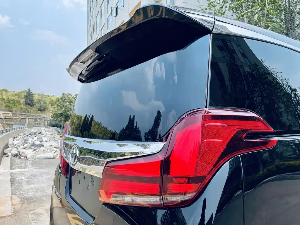 TOYOTA ALPHARD 2011