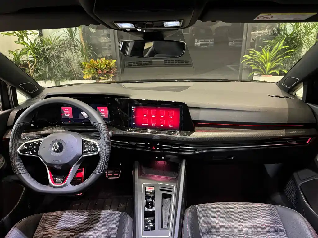 VOLKSWAGEN GOLF 2024