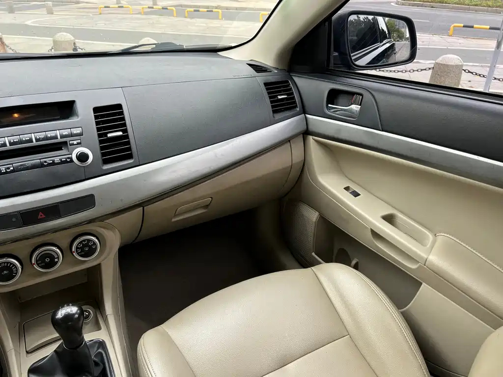 MITSUBISHI LANCER EX 2010