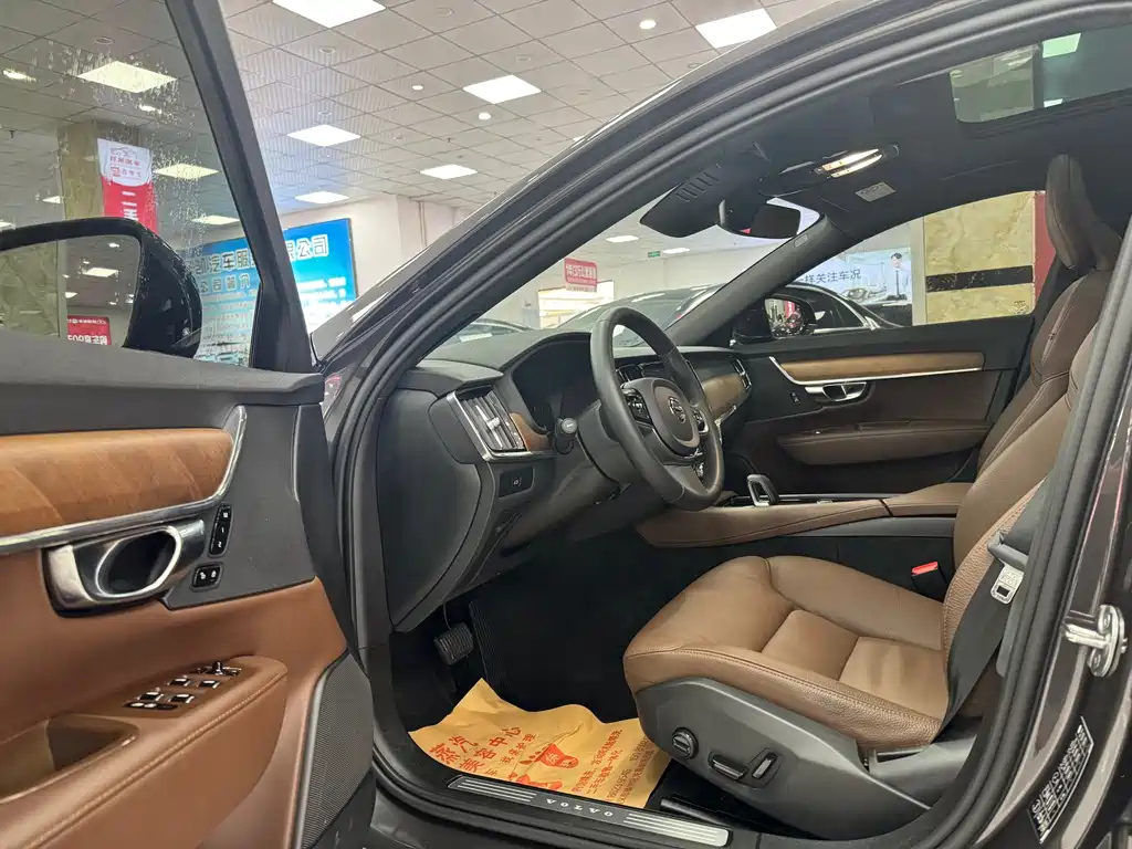 VOLVO S90 2022