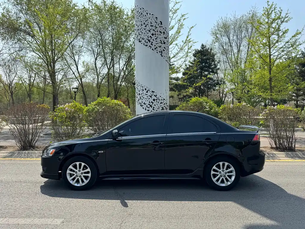 MITSUBISHI LANCER EX 2011