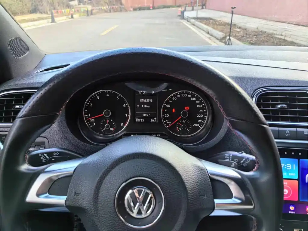 VOLKSWAGEN POLO 2015
