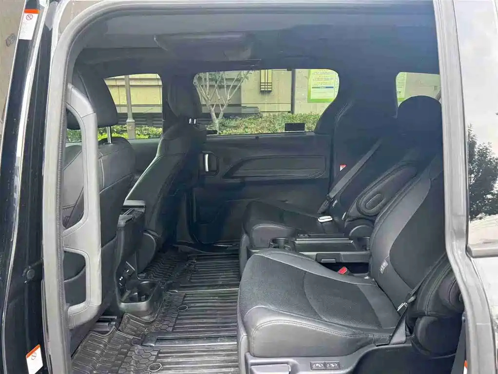 TOYOTA GRANVIA 2023