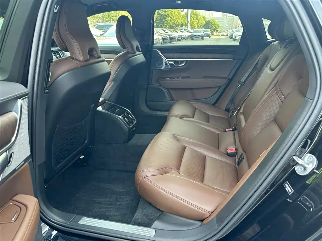 VOLVO S90 2023