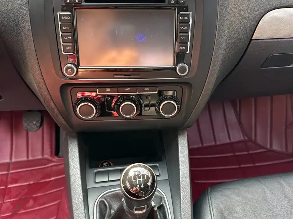 VOLKSWAGEN SAGITAR 2014