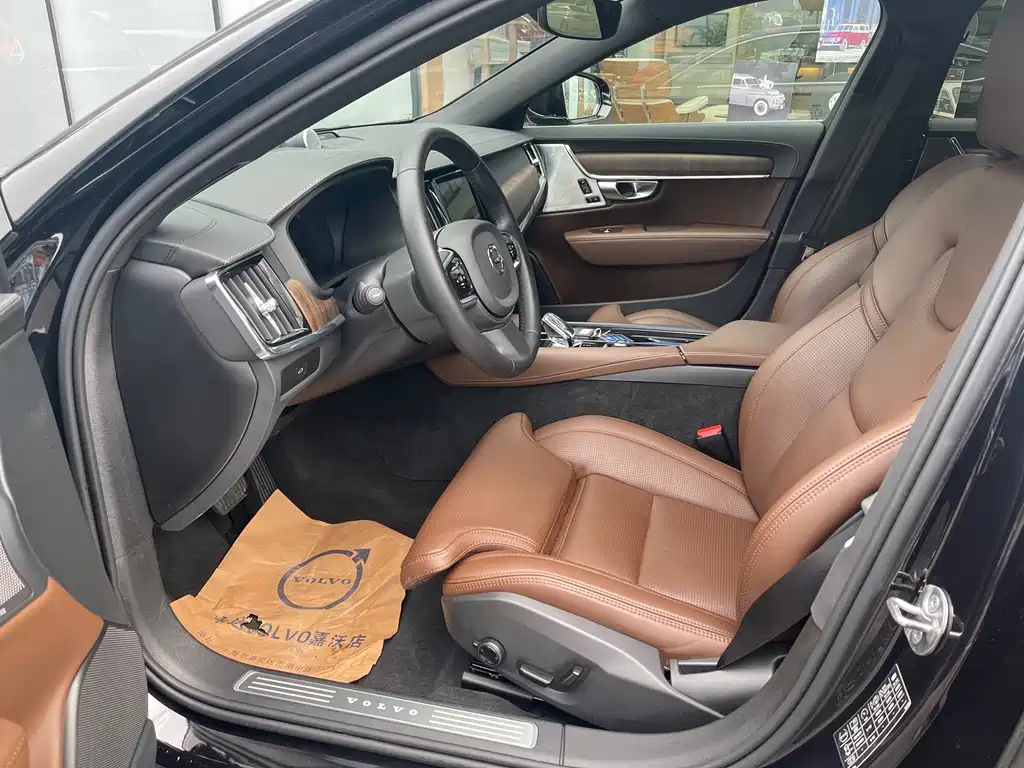 VOLVO S90 2023