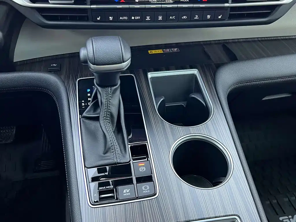 TOYOTA GRANVIA 2024