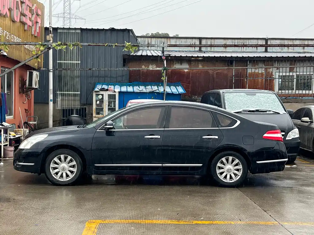 NISSAN TEANA 2010