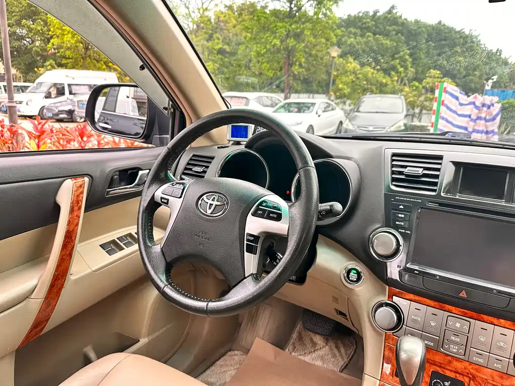 TOYOTA HIGHLANDER 2013