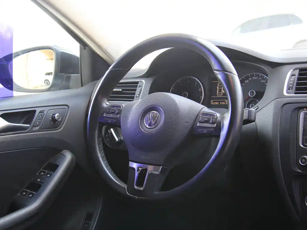 VOLKSWAGEN SAGITAR 2013