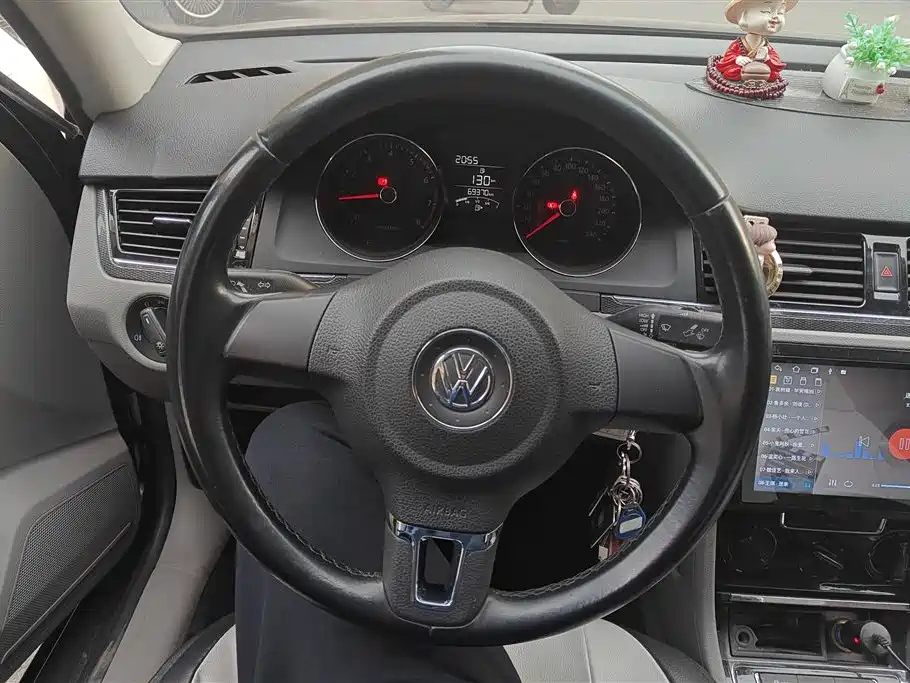 VOLKSWAGEN BORA 2015