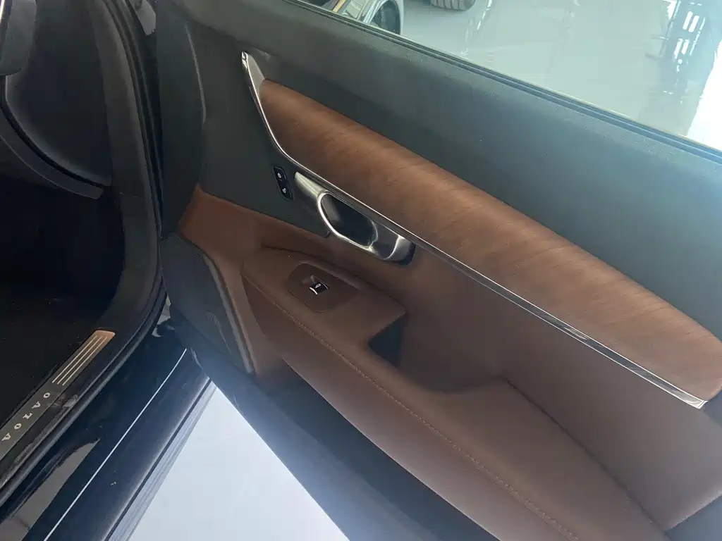 VOLVO S90 2023