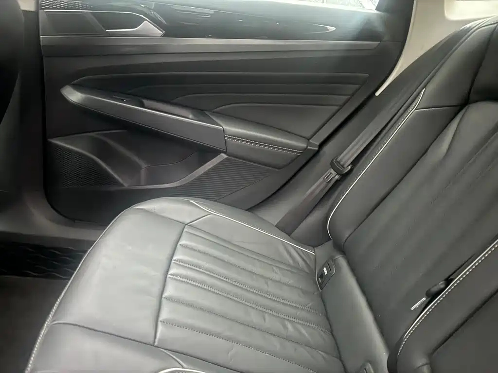 VOLKSWAGEN PASSAT 2023