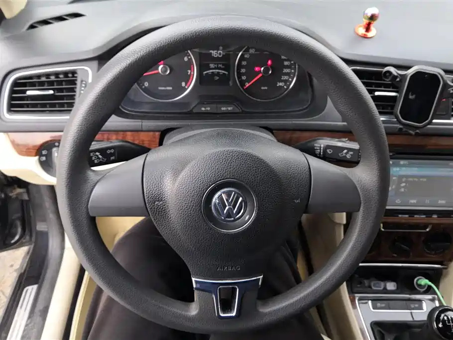 VOLKSWAGEN LAVIDA 2014