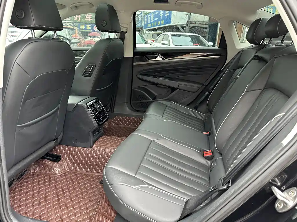 VOLKSWAGEN PASSAT 2023