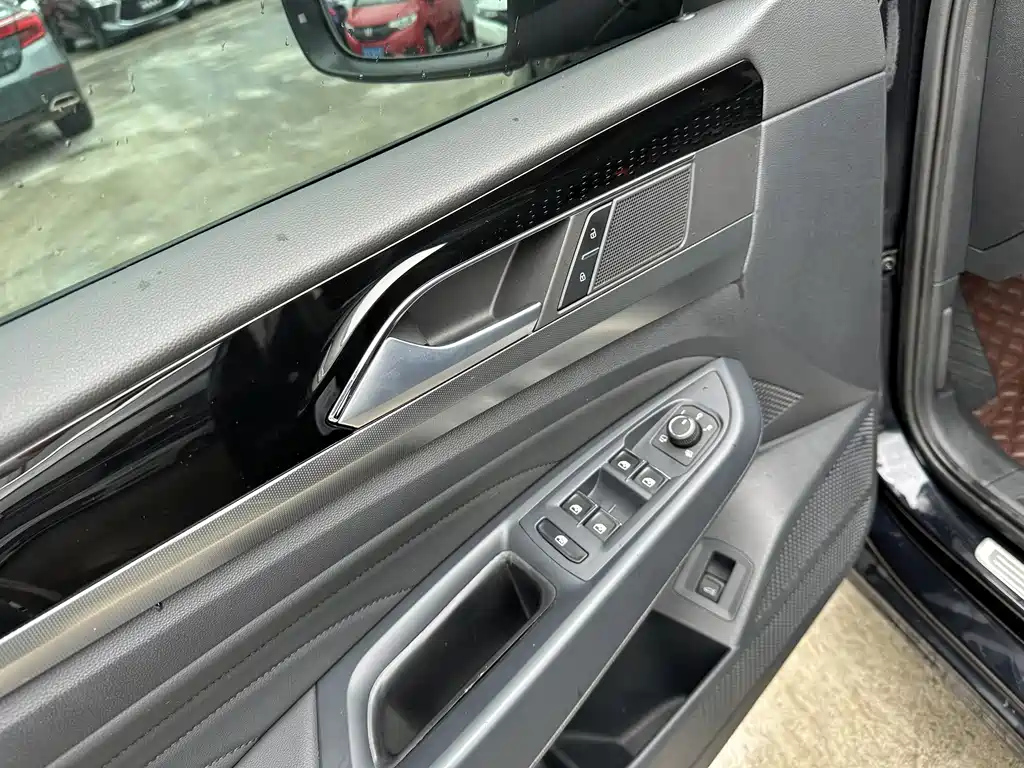 VOLKSWAGEN PASSAT 2023