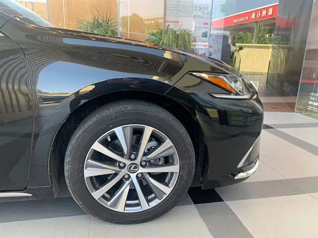 LEXUS ES 2020